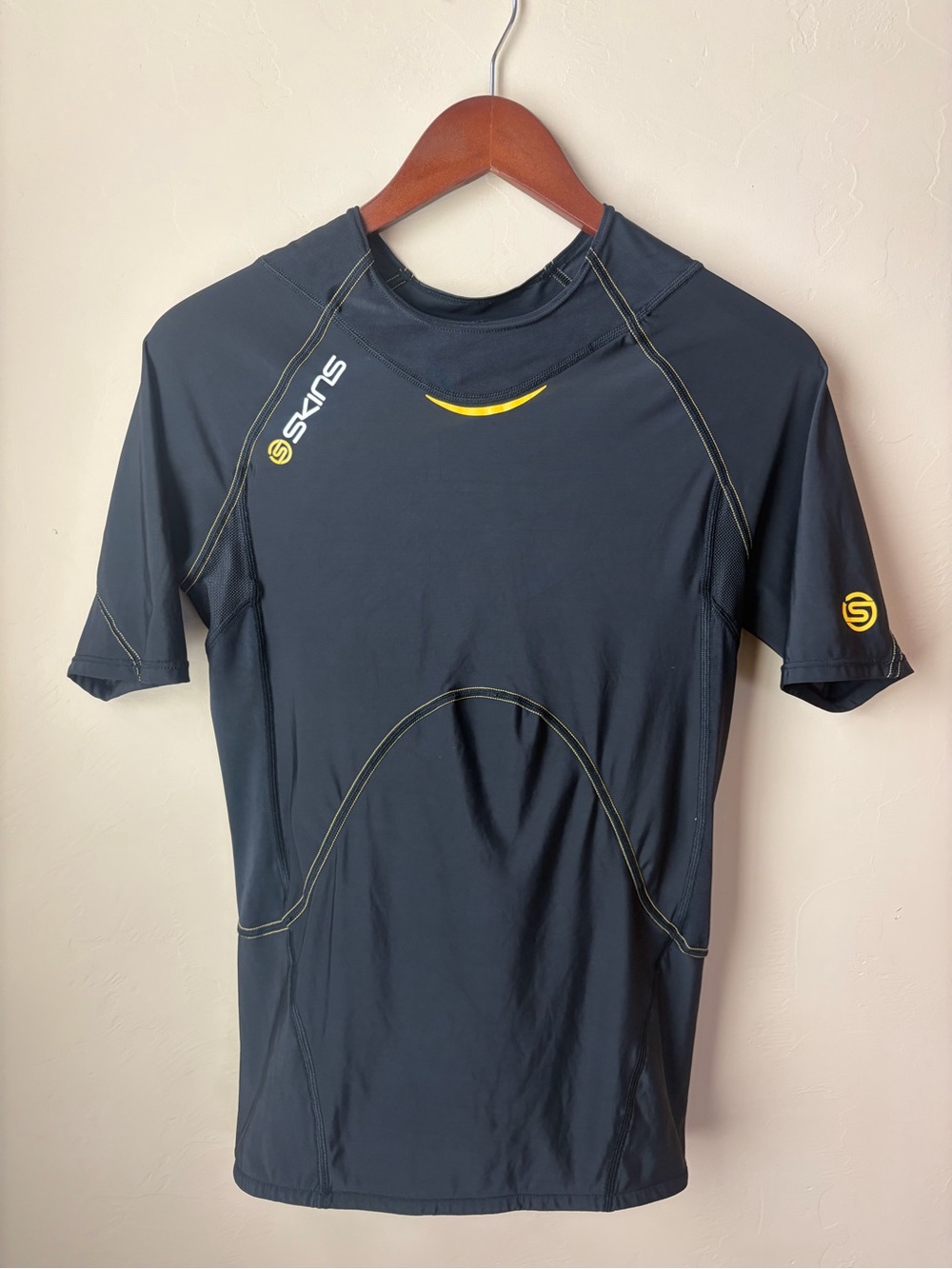 SKINS A400 Men’s Compression Short Sleeve Athletic Top black & yellow size L